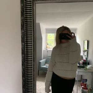 Vit stickad tröja  - Säljer denna jätte jätte fina tröja med mönster. 