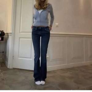 Jättefina och populära jeans från Zara som är slutsålda i storlek 34 💕Använda en gång så i jättebra skick! (Lånade bilder)