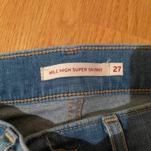 Jeans från levis , storlek 27/30. Använda 1 gång.