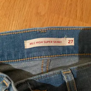 Jeans från levis , storlek 27/30. Använda 1 gång.
