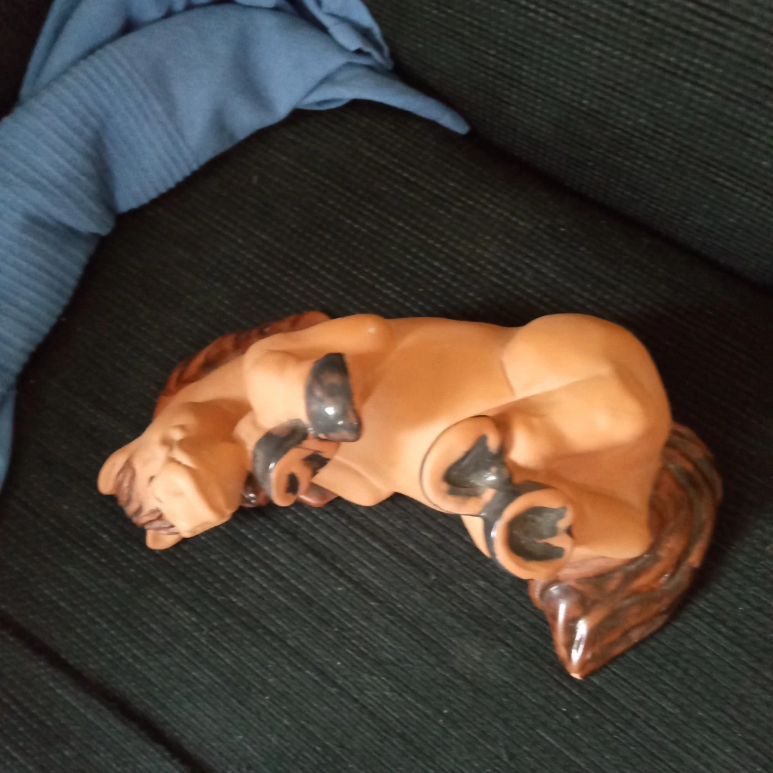 Liggande hästfigur, keramik lera.