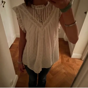 Zara blus! - Så himla fin blus från Zara aldrig andvänd finns inte kvar längre på zara Lånad bild kan skicka fler vid intressen!💓
