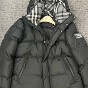 Intressekoll!!! - Intressekoll på min burberry jacka med avtagbara armar Ganska sällsynt då den inte säljs längre Självklart äkta.