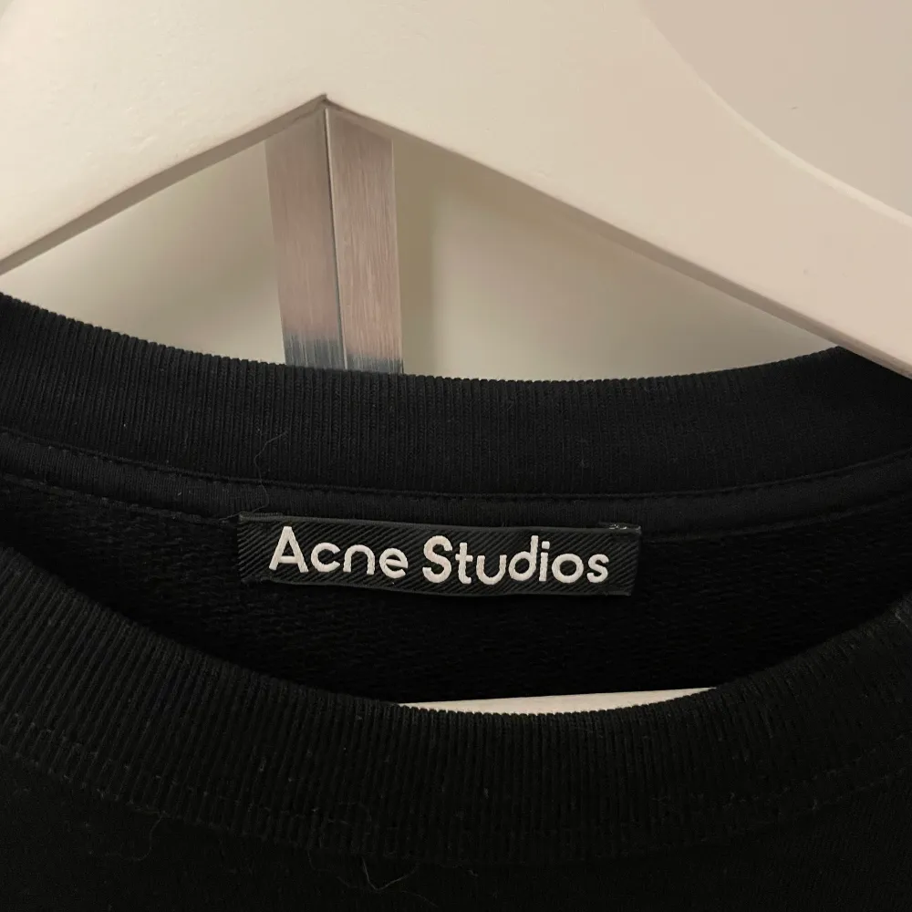 Säljer min acne Studios tröja i ett väldigt bra skick, använd fåtal gånger och säljer då den inte kommer till användning. Ny pris 2100kr😊. Tröjor & Koftor.