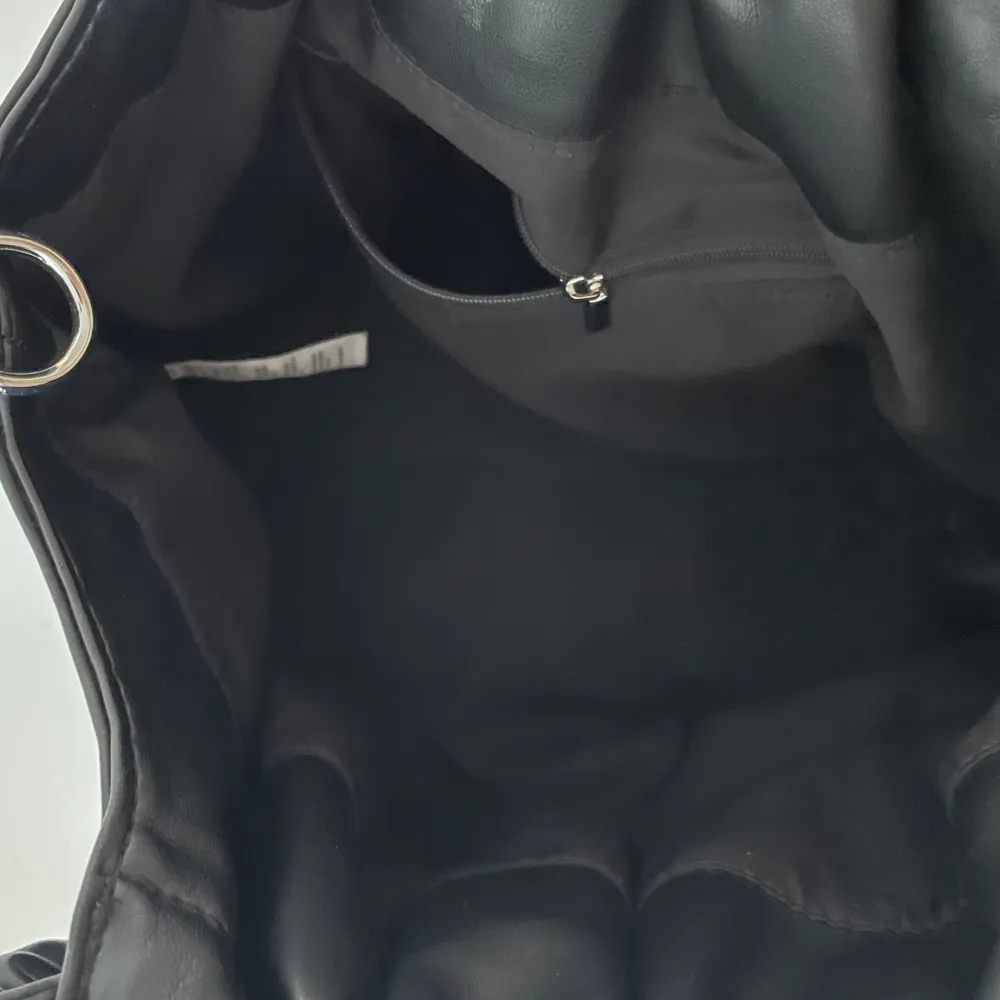 Snygg väska från KappAhl i läderimitation. Cool detalj med ryschade handtag. Använd ett fåtal gånger så väldigt bra skick.. Väskor.