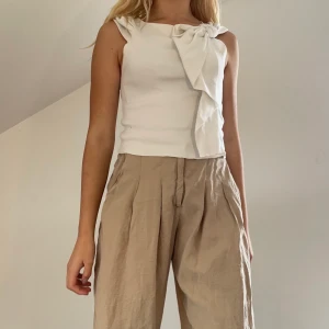 Beiga polyester byxor - Beiga polyester byxor! Använda ca 5 gånger. Kan tänka mig sänka priset vid snabb affär!