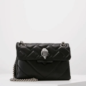 Kurt geiger väska  - Säljer denna äkta Kurt geiger väska som köptes i somras från Zalando. Har en liten slitning i lädret under väskan men det är inget man lägger märke till! Köptes för 1815! Byter gärna mot andra grejer!