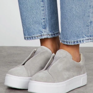 Gråa eytys  - De har blivit för stora? Hahah jätteskumt. De är en liten reva högst upp på ena så säljer ganska billigt. Annars är de imrpiegnerade och i fint skick💗