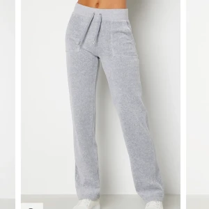Juicy Couture Byxor - Säljer mina fina juicy couture byxor i storlek M, använda 2 gånger. Byxorna är hela och fina MEN metallspännena på snörningen saknas! Därav priser 