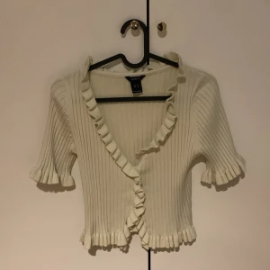 Lindex tröja  - Fin tröja från Lindex, inga defekter alls. Passar till allt, köparen står för frakt💞 