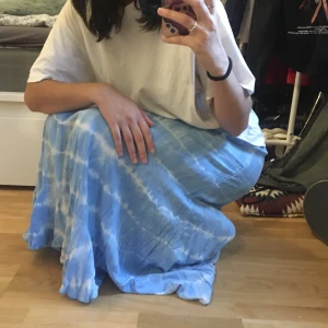 Blå midi kjol! - Köpte denna kjolen i kroatien på en handmade butik, men den var för kort på mig som är 178cm. Den har elastic band så man kan ha den längre ner eller upp, dock! Använt kanske 1 gång. Väldigt fin material<3 Dm för mer bilder!!