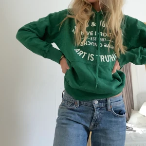 Grön Zadig hoodie!! - Säljer min älskade och sååå snygga & bekväma zadig&voltaire hoodie då den inte kommit till användning hos mig!  Använd fåtal gånger så i princip nyskick och inköpt av mig på Zadig&Voltaire butiken i Stockholm!