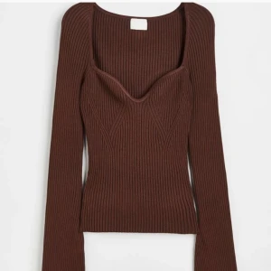 Brun topp från HM🤎 - Världens finaste tröja från HM, slutsåld på hemsidan. Helt oanvänd då jag beställde fel storlek🤎