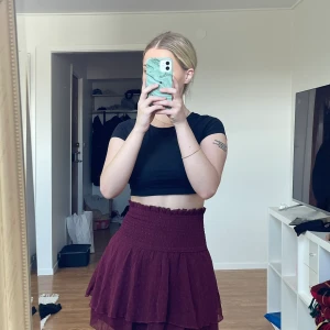 Volang kjol stl xs - Jag säljer en volangskjol som är använd cirka 1-2ggr, jag har klippt bort lappen då den va i vägen i mitt tycke. Den är från bikbok och köpt för två somrar sen. Jag är 162cm för referens 💗 Kunden står för frakt 