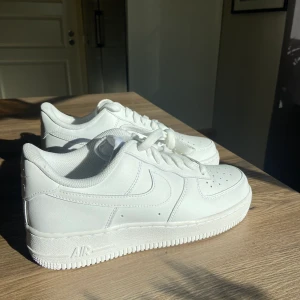 Nike air force 1 ’07 - Helt oanvända Nike air force. Säljer för att jag inte kommer få någon användning för de! Nypris 1349kr hos Nike