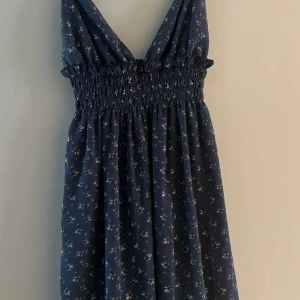 Zara klänning  - Slutsåld klänning från zara. Så fin! Men räka beställ en storlek för stor. Skit fin med svarta leggings nu till hösten! Postar för 66kr❤️