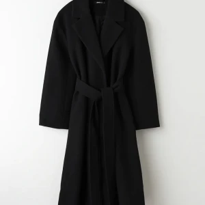 En svart irmelin kappa från Gina tricot i xs - Kappan är i storlek xs och köptes för 3veckor sedan. Har använt den cirka 4ggr sen dess och säljer den endast för att jag tyckte den var för lång för mig. Den är slutsåld i alla Gina butiker och på appen i storlek xs. Mer bilder kan skickas vid intresse!❤️