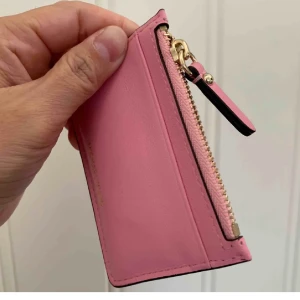 Kort hållera - Äkta michael kors plats för kort och mynt för dig som inte gillar stora plånbok är detta perfekt. Denna hör egentligen till min plånbok men tycker inte jag behöver den alls äkta såklart. ffint skick då 