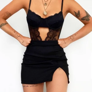 Klänning - Säljer denna svarta dress då jag köpte den i förliter strlk och det gick ej att skicka tbx