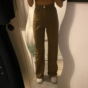 Jeans/Byxor - Ett par bruna jeans från Bershka. Lite ”uttvättad” brun färg. Går att vika ner byxkanten. Bra skick och bra kvalitet.