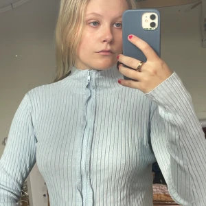 Blå sippertröja  - Fin blå sipper-tröja från monki! Passar S-M   Köparen står för frakt 🫶🏼