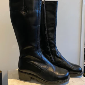 Svarta varma stövlar - Helt oanvända eller använda en gång, svart stövlar med foder. Perfekt för hösten och vintern när man ändå vill ha höga boots. Storlek 38