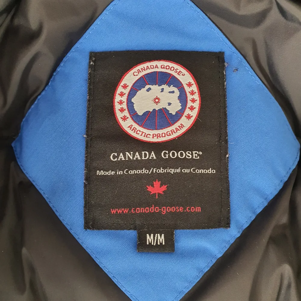 Canada Goose Expedition jacka i klarblå färg. Juniorstorlek M (ca stl S). Ståltråd i huvan. Mycket bra skick, spår av användning finns på ärmar etc, samt så har en liten bit blivit bortklippt på ficklocket (bifogas för ev reparation). Äkta!. Jackor.