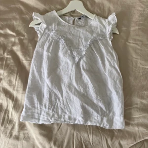 Söt vit blus/linne från zara🤍 - En jättesöt ärmlös top i linne eller något liknande ifrån zara. Använd någon enstaka gång, inga defekter. Bara lite skrynklig🙈Jätte fin men hänger mest i garderoben tyvärr. Bara att fråga om fler bilder så fixar jag🥰Pris kan diskuteras💘