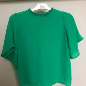 grön blus - grön blus, med stora armar och fin hals