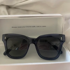 Chimi glasögon! - Säljer mina ursnygga chimis då jag inte har använt de på ett tag! Blåa i den snyggaste modellen!!!! Öppen för byten av andra chimis 🙏🏻