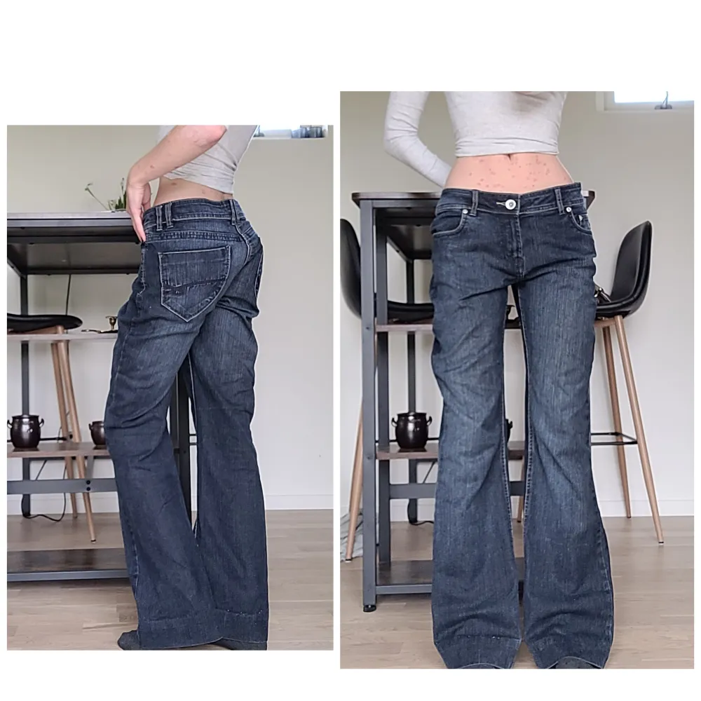 Midja: 78 innerbenslängd: 77 Mörkblå jeans i storlek 36. Skulle säga att de sitter mellan low och midwaist, bootcut. Stora på mig så håller upp på bild. Uppsydda längst ner(se sista bild)🌸🤍. Jeans & Byxor.