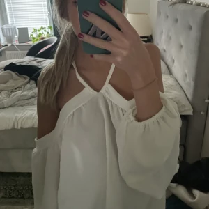 Tröja - Suuuuperfin blus/tröja/topp med cut out på axlarna!! köpt i en exklusiv butik i spanien och Så Stockholmsstil😍😍😍😍