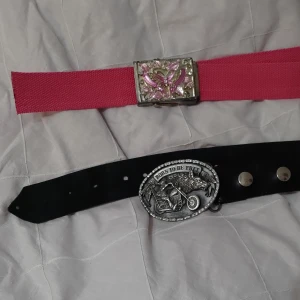 Bälten - Säljer mina två feta bälten! Rosa bältet är 102 cm, pris 100kr  Svarta bältet är 104 cm, pris  120 kr Köparen står för frakt<3 Det svarta bältet är ❌sålt❌