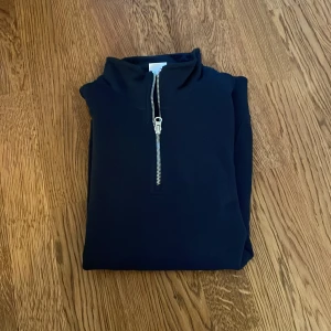 Zara halv zip - Säljer denna för den inte kommer till användning längre och inte riktigt min stil  