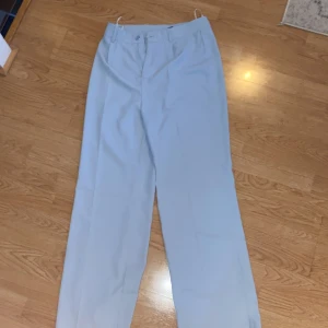 Blåa kostymbyxor  - Nya snygga kostymbyxor, i storlek M från SHEIN 