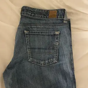 Säljer dessa jeans från Amarican Eagle!! Dom är i storlek 27/32 och är köpta på secoundhand. Jeansen är low waist och straight. Jag säljer dom för 149kr+ frakt!!