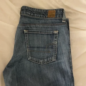 Jeans - Säljer dessa jeans från Amarican Eagle!! Dom är i storlek 27/32 och är köpta på secoundhand. Jeansen är low waist och straight. Jag säljer dom för 149kr+ frakt!!