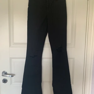 Gina Tricot Jeans - Gina Tricot Jeans. Använda ett fåtal gånger. Bra skick. Säljer för 40kr. Köparen står för frakten som är 49kr. 
