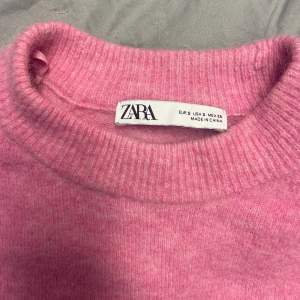 Såååå drömmig tröja från zara i alpackamix. Köpt förra hösten men knappt använd. Jättemjuk och gosigt material, inte alls sticksig💗🎀 finaste rosa färgen oxå.