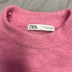 Såååå drömmig tröja från zara i alpackamix. Köpt förra hösten men knappt använd. Jättemjuk och gosigt material, inte alls sticksig💗🎀 finaste rosa färgen oxå.❗️ bilderna är mina egna❗️