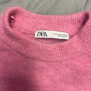 Zara tröja storlek S - Såååå drömmig tröja från zara i alpackamix. Köpt förra hösten men knappt använd. Jättemjuk och gosigt material, inte alls sticksig💗🎀 finaste rosa färgen oxå.❗️ bilderna är mina egna❗️
