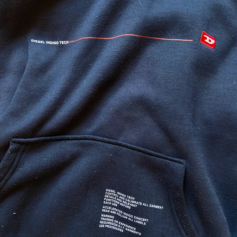Marinblå hoodie från diesel, storlek XL barnstolek (jag har xs)🤎 Lite nopprig men annars fin :). Tröjor & Koftor.