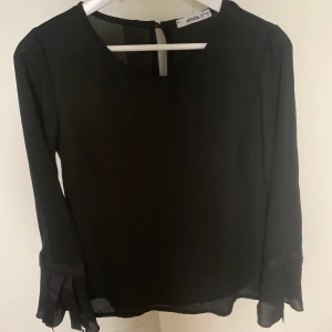 Storlek: s - Blus ifrån My Hollys i storlek s. Lite slitningar nere vid ärmen, annars mycket bra skick. Fråga om fler bilder💗