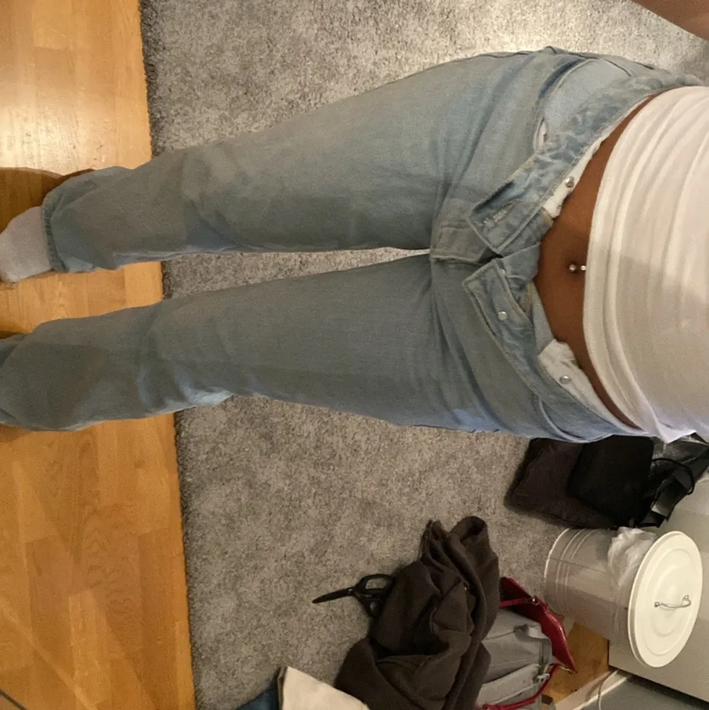 Världens snyggaste långa bik bok jeans, passar mig som har 38/36❤️ Men bra stretch i. Jätte sköna!!🥰 Säljer pågrund av att jag har så mycket andra. Nypris 600. Knappt använda, säljer för 195☺️. Jeans & Byxor.