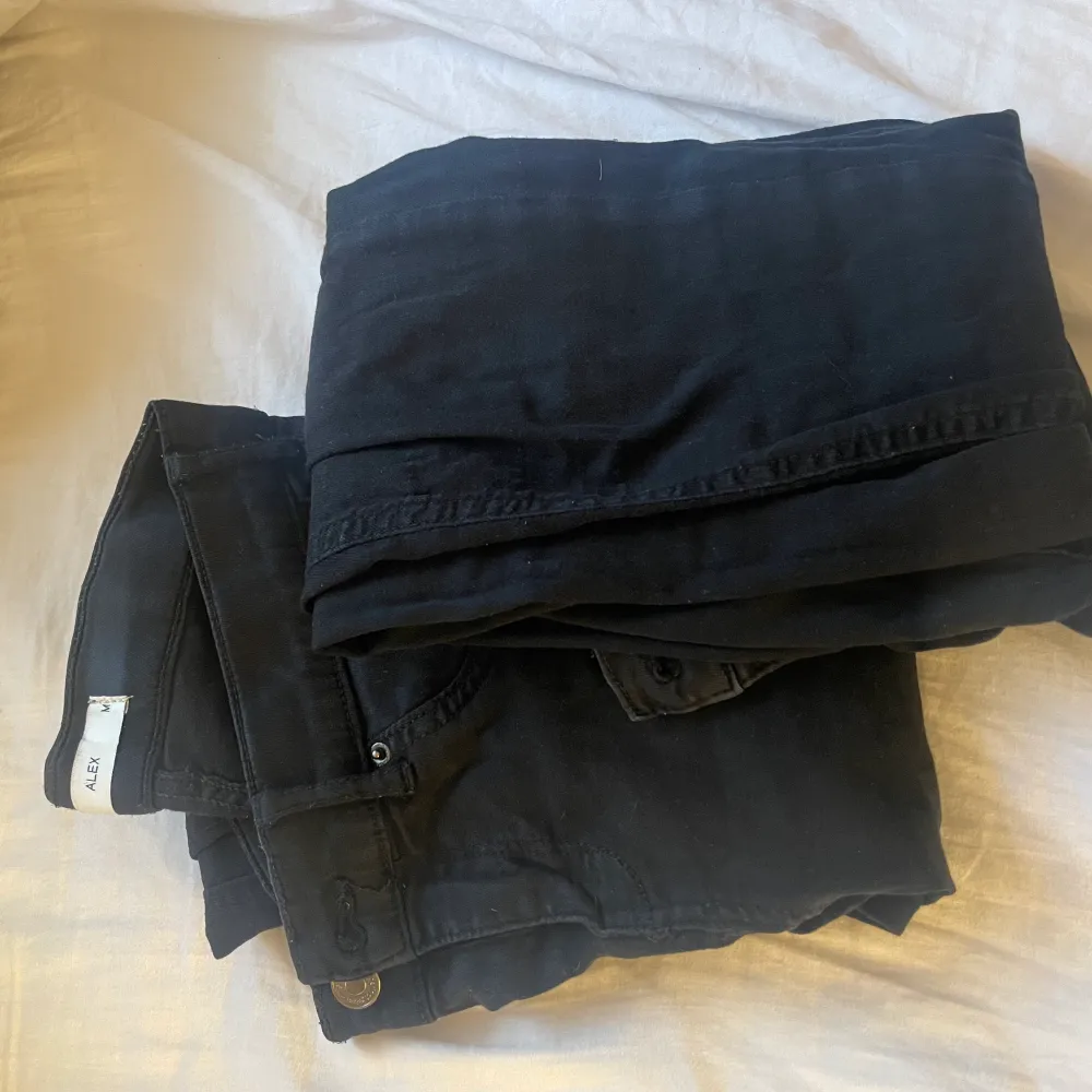 Vanliga svarta jeans från Gina, passar S-M. Jeans & Byxor.