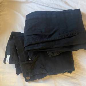 Vanliga svarta jeans från Gina, passar S-M