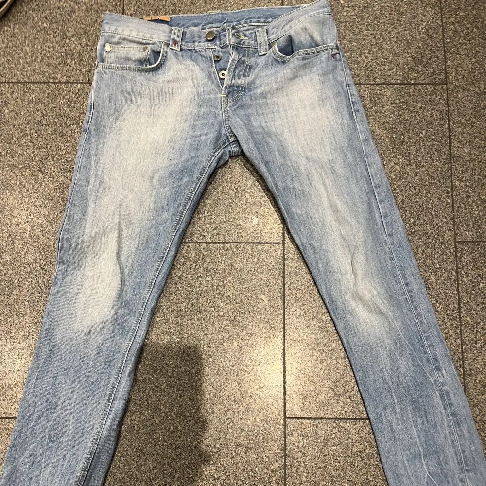 Säljer dessa dondup jeans. Nypris är ca 3000 och jsg säljer dom fel 300 Storlek 32. Jeans & Byxor.