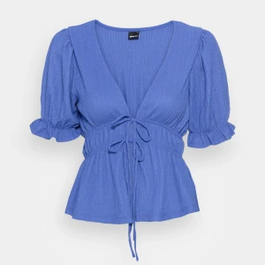 Blå sommarblus  - Säljer en jättefin blus som inte har kommit till användning. Nypris 250kr💓🙌🏼