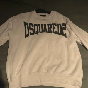 Dsquared2 tröja  - Säljer en dsquared2 flanell sweatshirt. Den har en fläck på sig som jag inte orkat ta bort med nåt speciellt tvättmedel därav priset. Annars är den väldigt fin och inga andra nackdelar. Helt ÄKTA.