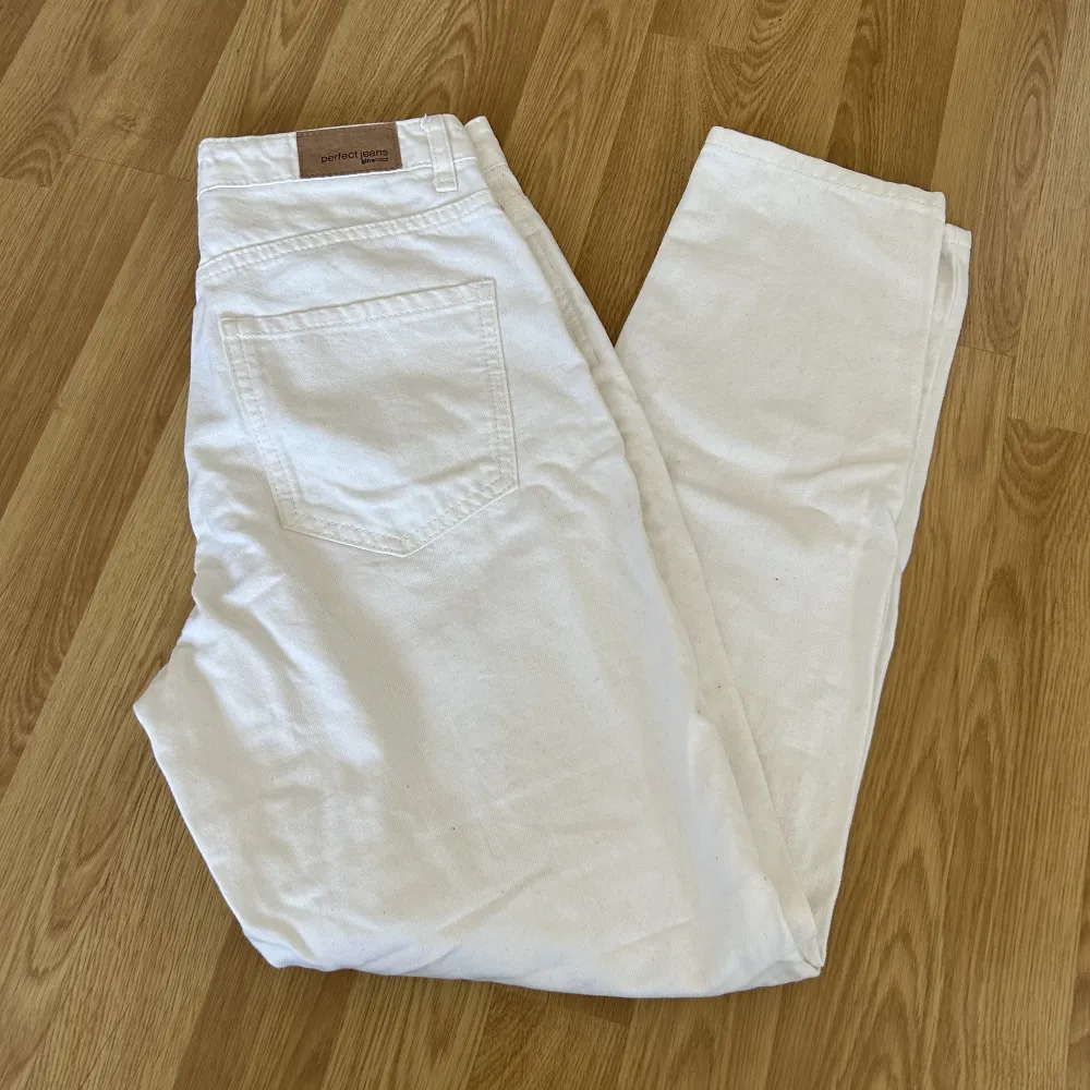 Vita jeans från Gina tricot storlek XS.. Jeans & Byxor.